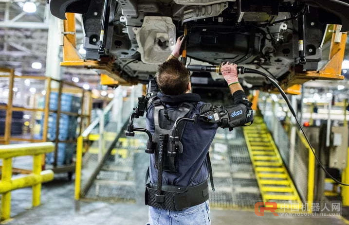 有了这款外骨骼穿戴设备，工人们工作起来「省心又省力」