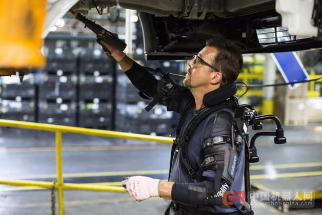 有了这款外骨骼穿戴设备，工人们工作起来「省心又省力」