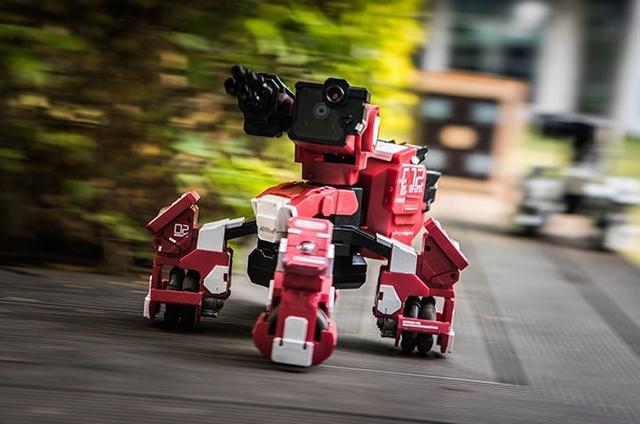 真实机器人FPS大战：配合AR技术产生爆炸效果