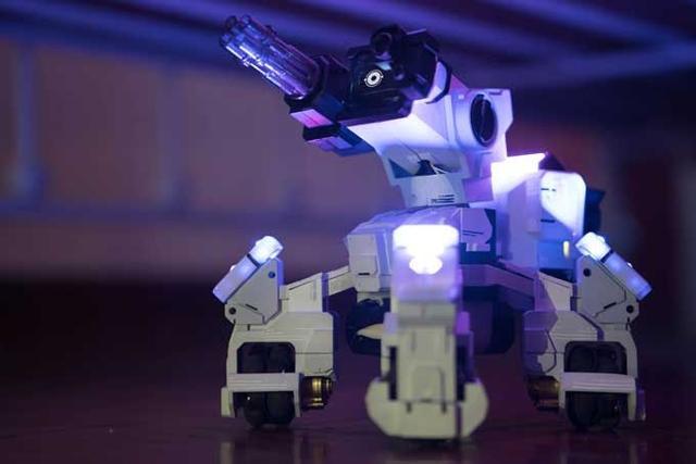 真实机器人FPS大战：配合AR技术产生爆炸效果