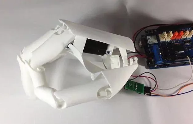 ​想少花钱又能体验「超能力」？ 这款仿生手臂或许可以帮到你