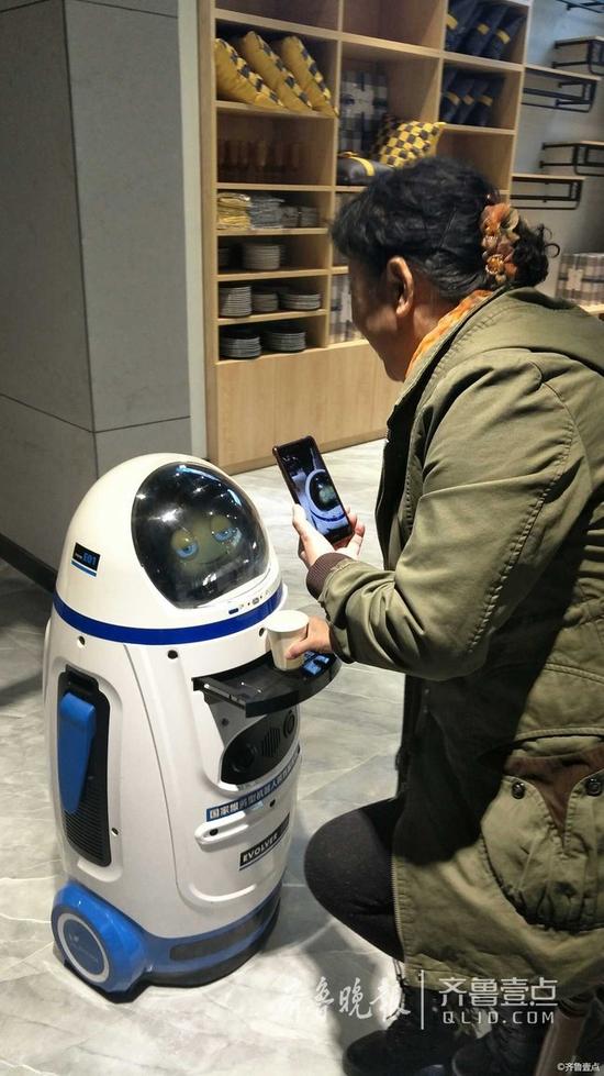 情报站|天啊，这个机器人能说会道，还会&ldquo;挑逗&rdquo;你