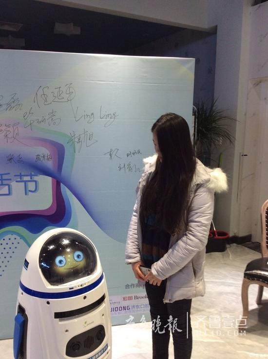 情报站|天啊，这个机器人能说会道，还会&ldquo;挑逗&rdquo;你