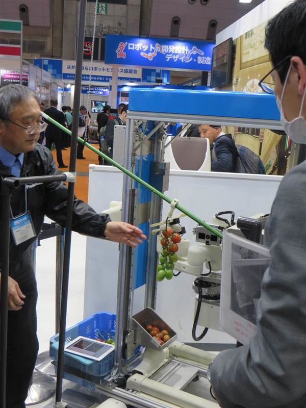 国际机器人展东京开幕 叠衣服搬重物机器人来了
