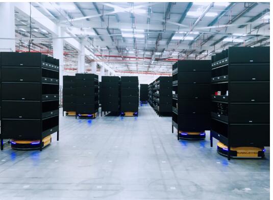 拣选效率超过10倍人工 苏宁物流上线AGV托盘机器人全新组合