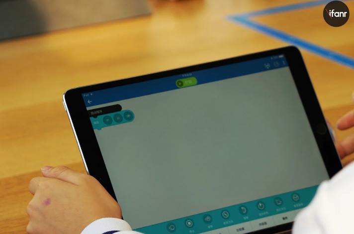 课本居然是 iPad 和机器人，小学生的第一堂编程课都在学些什么？