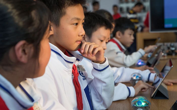 课本居然是 iPad 和机器人，小学生的第一堂编程课都在学些什么？