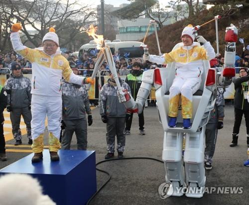 全球首次!平昌冬奥会使用机器人传递圣火