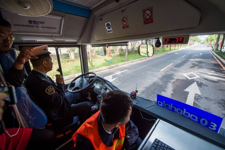 试验距离短、速度慢、配驾驶员，首次无人驾驶公交是噱头？