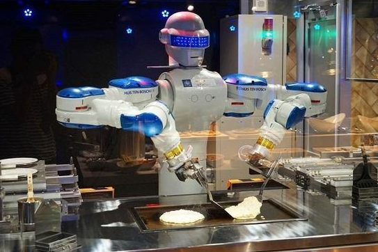 机器人正在大举入侵百货、餐饮和酒店业:自动化背后的喜与忧