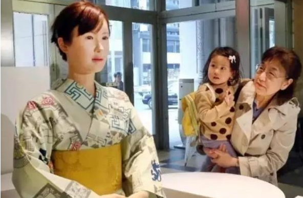 机器人正在大举入侵百货、餐饮和酒店业:自动化背后的喜与忧