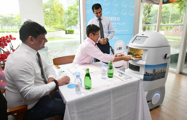 传统酒店智能升级，机器人在新加坡酒店业刮起了一阵风