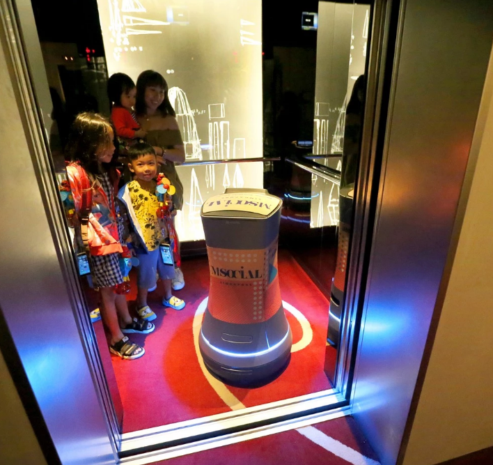 传统酒店智能升级，机器人在新加坡酒店业刮起了一阵风