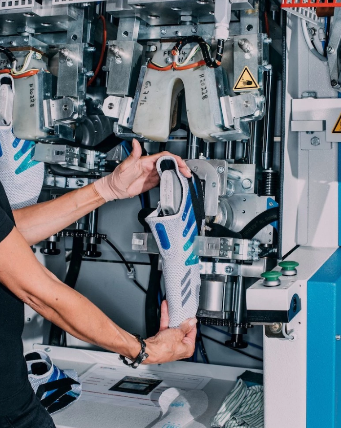 推出定制跑鞋和机器人工厂，阿迪达斯找到未来的方向了吗？