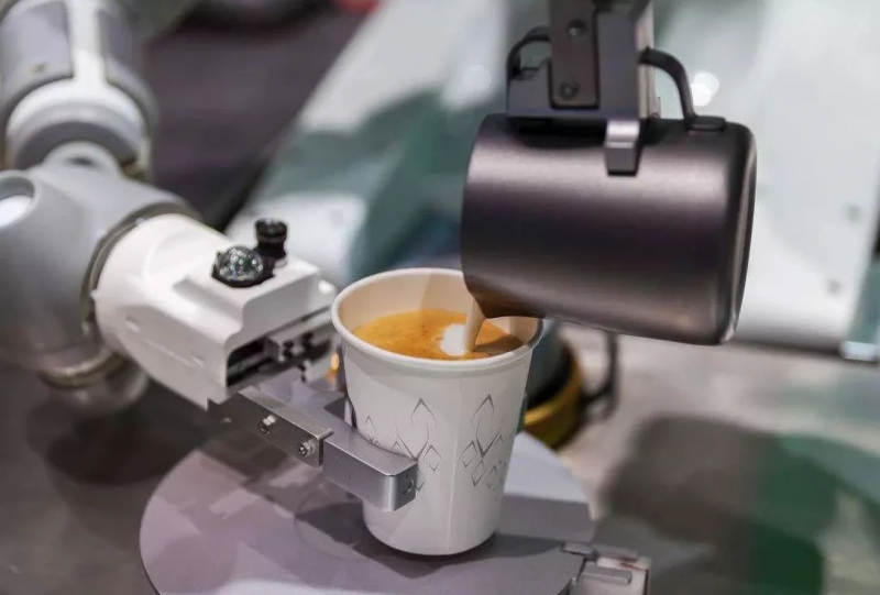 当机器人走进厨房，汉堡包、披萨饼、拿铁咖啡出炉啦