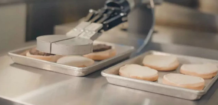 当机器人走进厨房，汉堡包、披萨饼、拿铁咖啡出炉啦