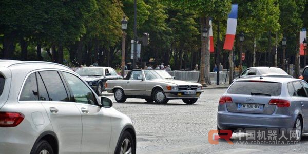 无人机法国开辟新用途 协助交警追踪违规司机