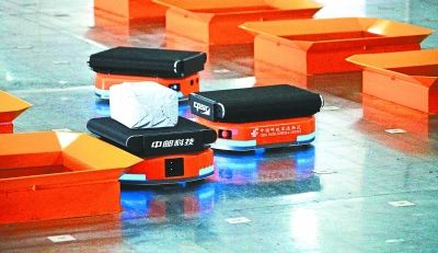 邮政最大机器人分拣系统在武汉启用 320台机器人很忙碌