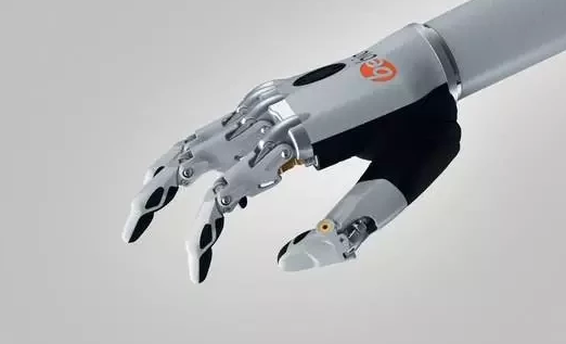 能作画、会竖中指、还能挥舞光剑，AI加持下的假肢越来越聪明