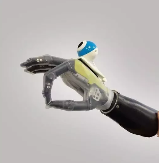 能作画、会竖中指、还能挥舞光剑，AI加持下的假肢越来越聪明