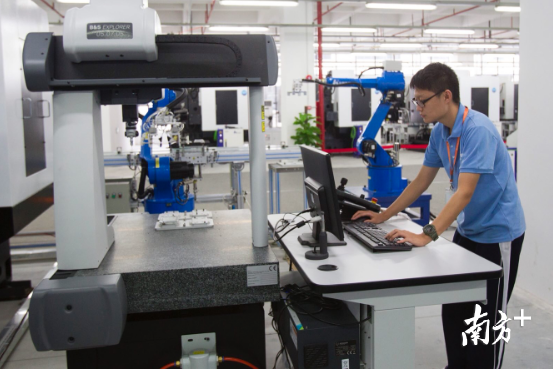 人工智能抢饭碗？东莞机器换人后，新增就业超8万