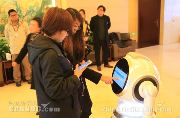 智能机器人亮相昆明长水国际机场