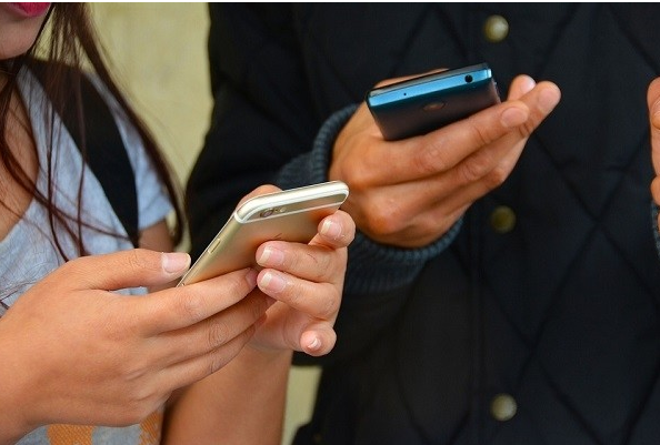 北京站加装人脸识别检票机;中国电子推出政务服务机器人