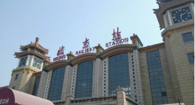 北京站加装人脸识别检票机;中国电子推出政务服务机器人