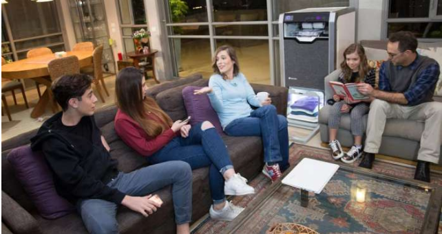 懒癌患者的救星？新型机器人可以自动叠衣服！