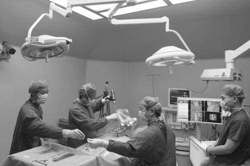 手术机器人开展手术