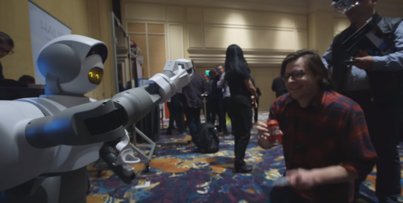 懒癌患者最爱！这个家用机器人可以帮你开可乐