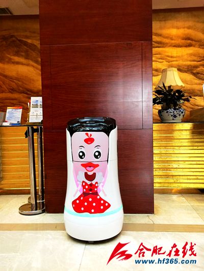 智能机器人“小天”首次服务市“两会”