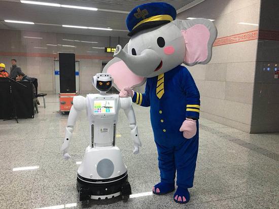 郑州地铁机器人首亮相 以后乘车有问题都问她(图)