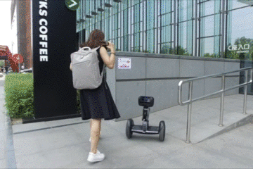 Segway针对不同领域推出了可定制化的Segway Loomo机器人&hellip;&hellip;