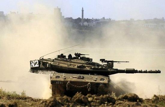 以色列研超级梅卡瓦坦克 装46台电脑还有一个机器人