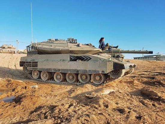 以色列研超级梅卡瓦坦克 装46台电脑还有一个机器人