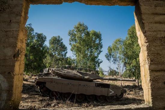 以色列研超级梅卡瓦坦克 装46台电脑还有一个机器人