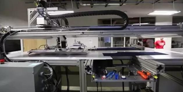 服装厂的缝纫工人都慌了 智能缝纫机器人生产一件T恤仅需22秒