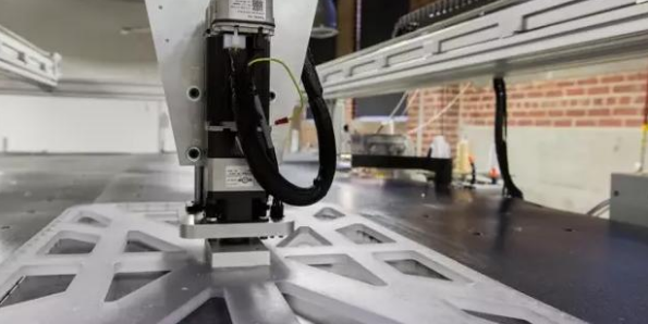 服装厂的缝纫工人都慌了 智能缝纫机器人生产一件T恤仅需22秒