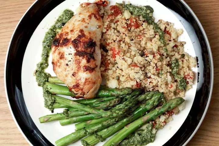 这对夫妇发明一款做饭机器人,可同时烹饪四种食物,还能当冰箱使