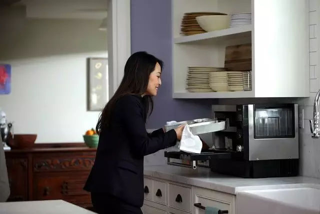 这对夫妇发明一款做饭机器人,可同时烹饪四种食物,还能当冰箱使
