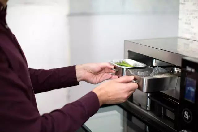 这对夫妇发明一款做饭机器人,可同时烹饪四种食物,还能当冰箱使