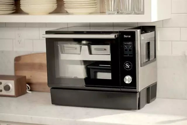 这对夫妇发明一款做饭机器人,可同时烹饪四种食物,还能当冰箱使