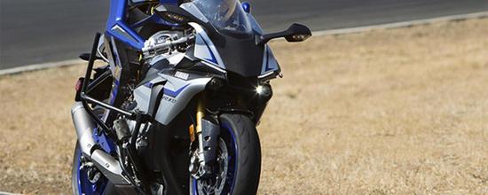 人类在赛车领域也将被击败?机器人骑摩托与人类竞技