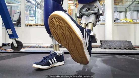 人类在赛车领域也将被击败?机器人骑摩托与人类竞技