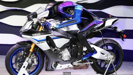 人类在赛车领域也将被击败?机器人骑摩托与人类竞技