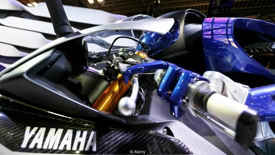 人类在赛车领域也将被击败?机器人骑摩托与人类竞技