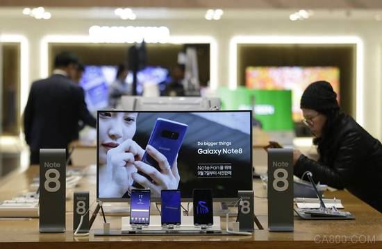 Co<em></em>nsumers reviewed Samsung products at a shop in Seoul last year. 