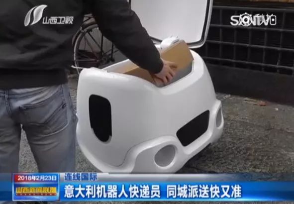 意大利惊现机器人快递员 网友看后表示心疼