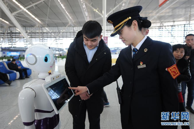 青岛：机器人服务春运